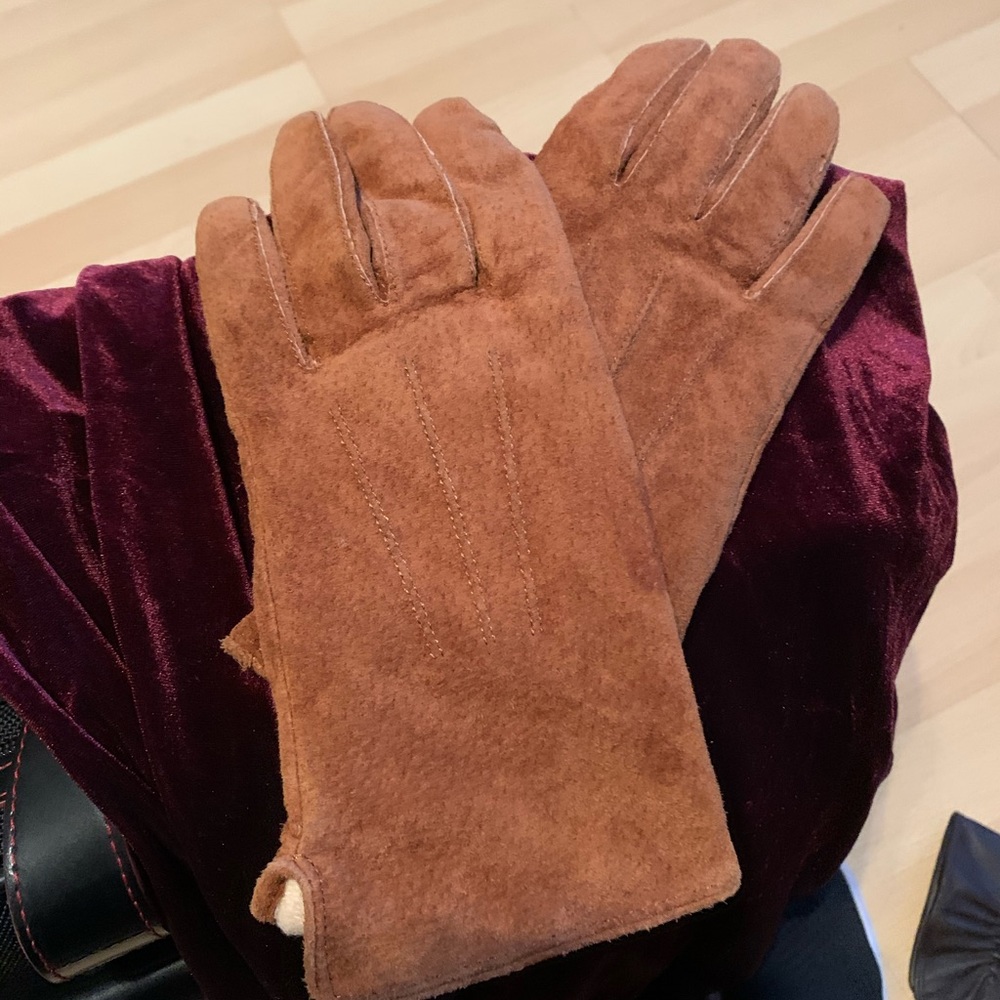 Brown suede gloves